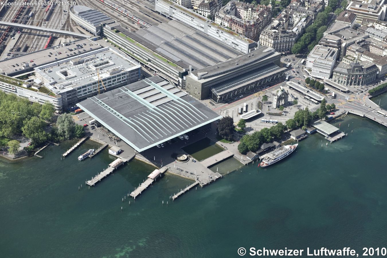 Kultur- und Kongresszentrum Luzern (KKL) mit Hauptbahnhof. Vorgelagert das allein stehende alte Eingangstor zum Bahnhof vor dessen Brand am 5. Februar 1971.